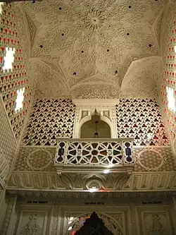 Salle avec des vitraux.