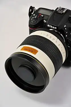 Objectif catadrioptique Samyang 8/800 mm monté sur un boîtier Nikon.