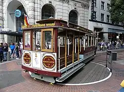 Un tramway à traction par câble de San Francisco sur une plaque tournante.