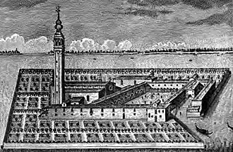 Gravure monochrome montrant en vue aérienne une île rectangulaire occupée par plusieurs bâtiments surmontés d'un clocher, entourés de jardins rectilignes.