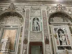 Particolare delle statue e delle decorazioni, col simbolo genovese