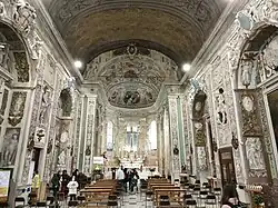 L'interno della chiesa, con le ricchissime decorazioni di Marcello Sparzo