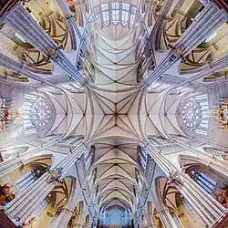 Vue grand-angle du plafond de la cathédrale.