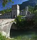 San Vittore et pont médiéval sur le fleuve Sentino.