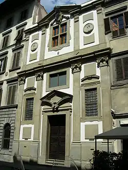 L'église Ospedale vecchio di San Giovanni di Dio', construite en incorporant les anciens palais de la famille Vespucci.