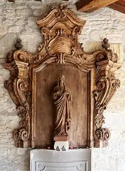 Retable en bois représentant un Christ.