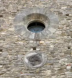 Oculus dessiné dans un mur en maçonnerie.