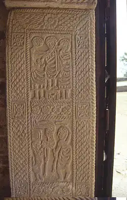 Jambage en relief de la porte d’entrée de San Miguel de Lillo.