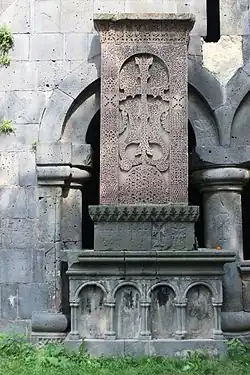 Khatchkar dressé sur piédestal, XIIIe&nbsp;siècle, gavit, monastère de Sanahin,.