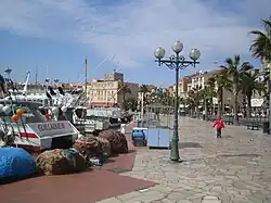 Le marché de Sanary-sur-Mer se tient sur le quai du port.