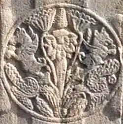 Lion ailés symétriques parmi des fleurs.