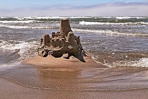 Affrontant les flots à Cannon Beach (Oregon, côte Pacifique des États-Unis).