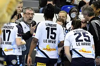 Le 4 mars 2015, avec ses joueuses du Havre AC lors de la rencontre de la 16e&nbsp;journée face à Issy Paris Hand.