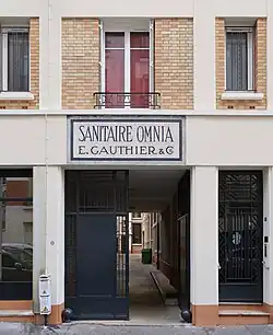 Ancienne enseigne « Sanitaire Omnia » au no&nbsp;103.