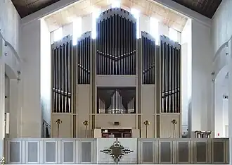 Le pupitre d'orgue et l'orgue principal.