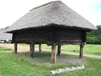 Habitation ou grenier sur pilotis