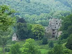 Le château de Veyrières.