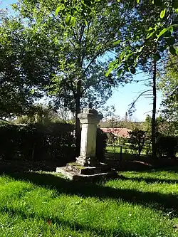 Ancienne croix à côté de l'église.