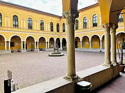 Le cloître de l’église de saint Épiphane (1460-1480) englobé dans le palais du jardin botanique (1773).