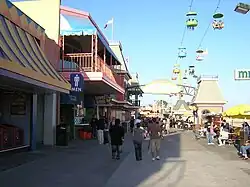 Allée principale le long de la plage, près de l'entrée du Giant Dipper.