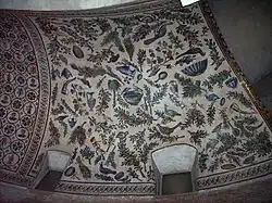 Mosaïque du déambulatoire, avec un peu de tesselles dorées.