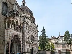 Vue générale de la basilique Santa Maria Maggiore de Bergame.