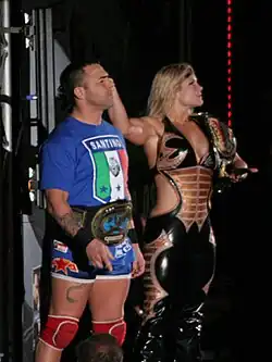 Santino Marella et Beth Phoenix entrant sur le ring.