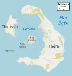 Carte montrant trois îles disposées en arc de cercle, et au centre deux îles désertiques (Néa et Paléa Kaméni).