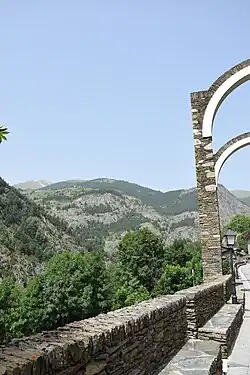 … œuvre de l'Atelier d'Architecture Bofill.