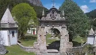 Photo d'un porche en pierre avec plusieurs petites chapelles blanches