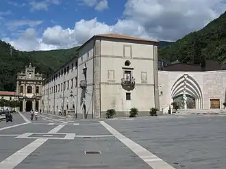 Vue du sanctuaire : à gauche la basilique ancienne, à droite la basilique nouvelle, au milieu le couvent.