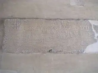 Relief de la chaussée figurant les grandes barges de transport