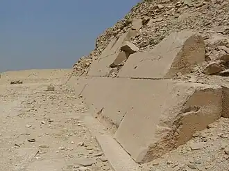 Face sud de la pyramide d'Ounas ayant conservé une partie de son revêtement