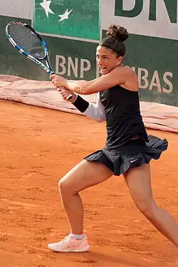Photo de la joueuse Sara Errani frappant un revers.