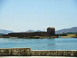 Vue du château depuis l'autre côté du canal de  Vivari.