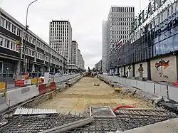 Les travaux du T5 avenue du 8 mai 1945 à Sarcelles, devant le centre commercial les Flanades. La plateforme est toujours en cours de réalisation en octobre 2011.