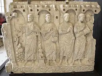 Côté droit : le sacrifice d'Abraham et plusieurs personnages tenant un volumen.