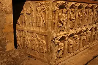 Sarcophage à deux registresFace latérale gauche.