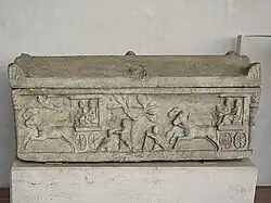 Sarcophage étrusque taillé dans un marbre de « Luna », ornementé d'un bas-relief mis en appareillage.