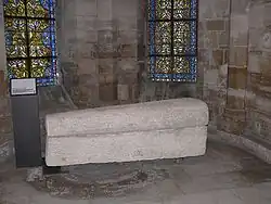 Sarcophage de la reine Arégonde dans la basilique de Saint-Denis.