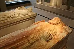 Sarcophages de la nécropole des Rabs exposés au musée du Louvre (IVe&nbsp;– IIIe&nbsp;siècles&nbsp;av. J.-C.).