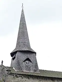 Le clocher recouvert de bardeaux.