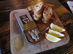 Dégustation de conserve de sardines sur pain grillé.
