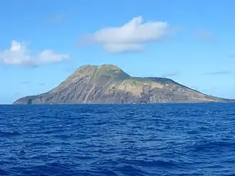 Vue de Sarigan depuis l'est.