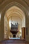 La nef et l'orgue vus depuis l'arrière du chœur.