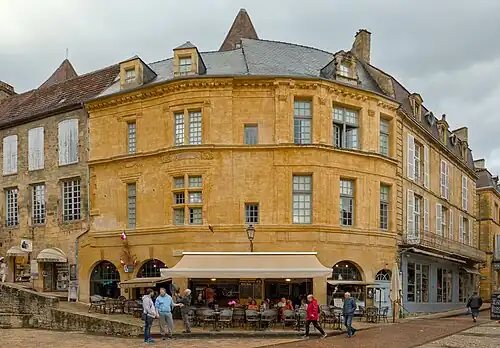 A l'angle de la rue Fénelon et de la place de la Liberté.