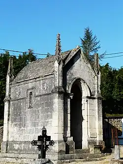 Dans le cimetière, chapelle funéraire de la famille du Cheyron du Pavillon.