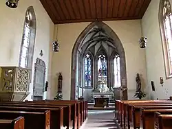 Vue intérieure de la nef vers le chœur, chaire à prêcher (1586).