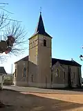L'église avec son clocher, non en façade, mais accolé au flanc gauche de l'abside.
