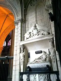 Le monument funéraire de Guillaume du Bellay dans l'une des chapelles rayonnantes de la cathédrale